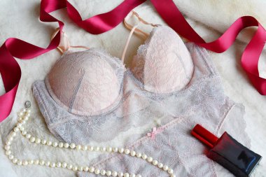 Kadın seksi iç çamaşırı nazik pembe renkli Dantel: sutyen ve külot.