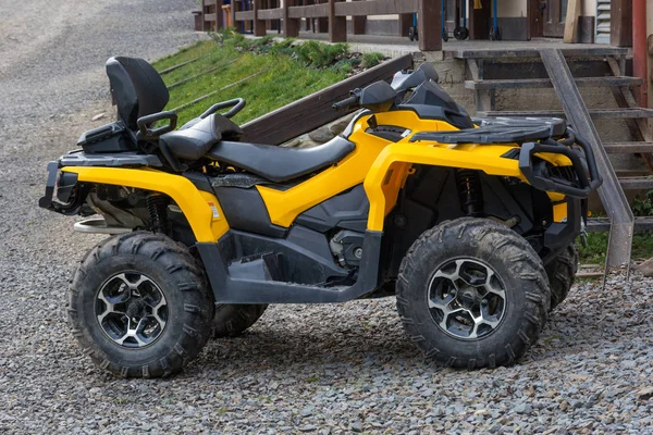 Sarı tüm arazi aracı. Sarı quadbike.