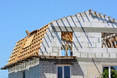 Attic inşaat. Ahşap çatı yeniden inşası.