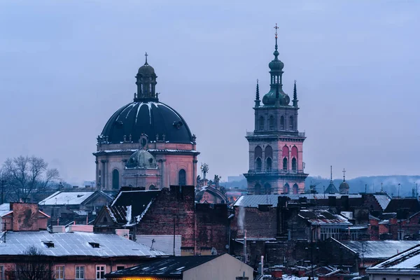 Ukraine, lviv - 16. Dezember 2016: abend lviv. Blick auf die Welt — Stockfoto