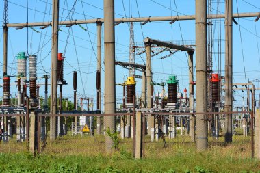 Yüksek voltajlı elektrik hatları mavi gökyüzü.