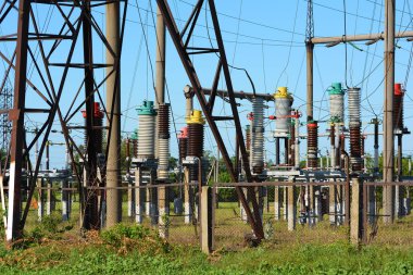 Yüksek voltajlı elektrik hatları mavi gökyüzü.