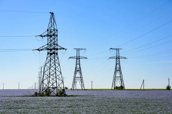 Líneas eléctricas de alto voltaje contra el cielo azul . — Foto de Stock