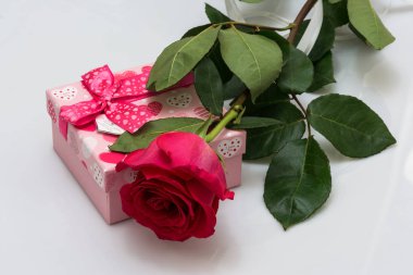 Kırmızı gül ve kırmızı kalpler kutusuyla. Sevgililer günü kavramı.