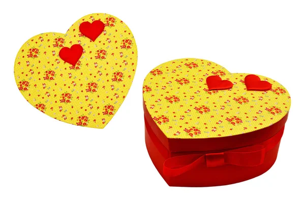 Geschenkbox in Form eines Herzens mit scharlachroter Schleife und roten Herzen. v — Stockfoto