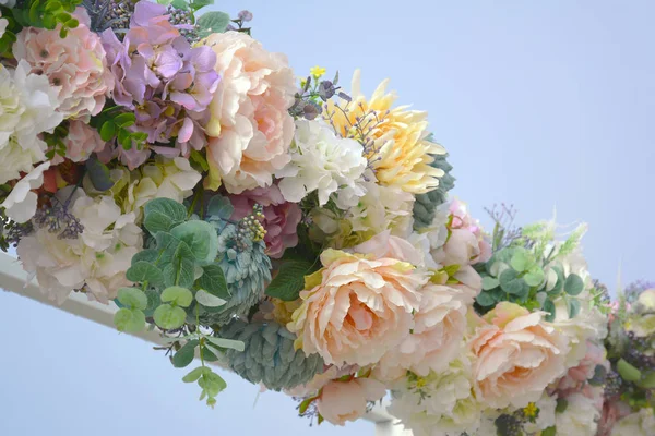 Guirnalda decorativa de flores artificiales - rosas, hortensias y — Foto de Stock