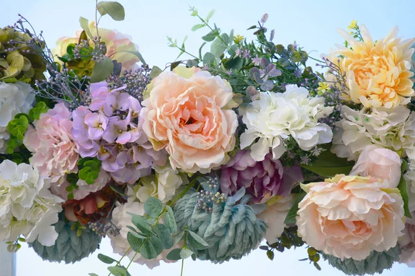 Decorative garland of artificial flowers - roses, hydrangeas and — Stock Photo, Image