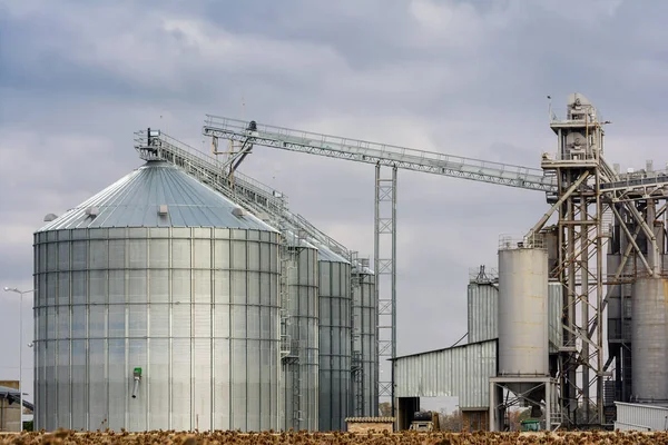 Elevador de grano metálico en zona agrícola . — Foto de Stock