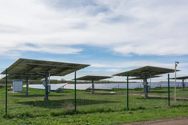 Solární elektrárna. Panely, které jsou navrženy tak, aby absorbovat sluneční paprsky jako — Stock fotografie