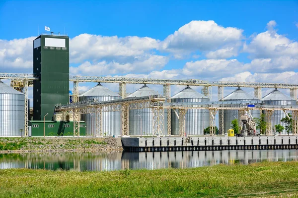 Ascensor de grano en zona agrícola. Granero con equ mecánico — Foto de Stock