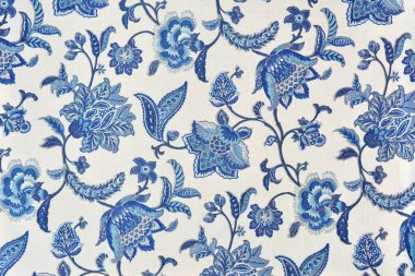 Beyaz pamuk masa örtüsü mavi süslü çiçek desen.