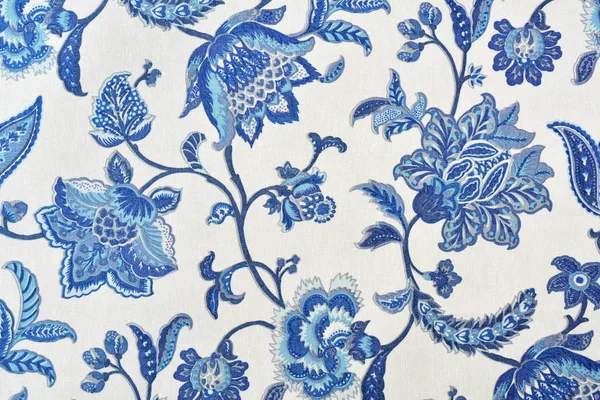 Padrão floral ornamentado azul na toalha de mesa de algodão branco . — Fotografia de Stock