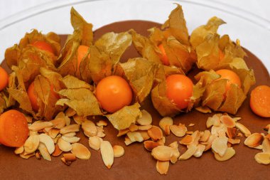 Lezzetli çikolatalı kek physalis meyveleri ile dekore edilmiştir. Cho