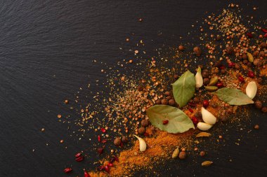 Aromatik baharat karışımı: kara biber, köri, kakule, kızamık,