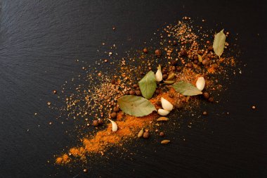 Aromatik baharat karışımı: kara biber, köri, kakule, kızamık,