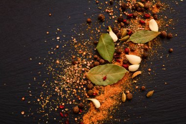 Aromatik baharat karışımı: kara biber, köri, kakule, kızamık,