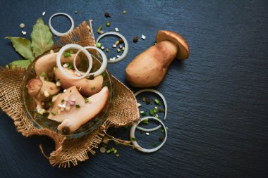 Marine beyaz mantar, porcini baharat, sarımsak ve soğan ile