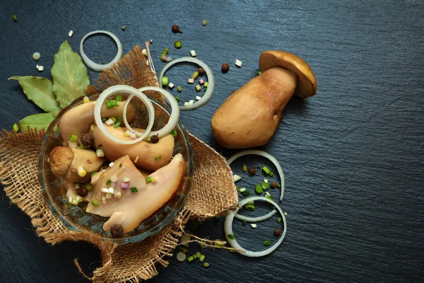 Champiñones blancos marinados, porcini con especias, ajo y cebolla —  Fotos de Stock