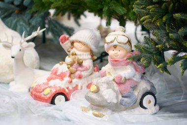 Oyuncak çocuk ve kız arabalarda. Noel ve yeni yıl oyuncakları. Noel ağacı ya da yılbaşı ağacı süslemeleri.