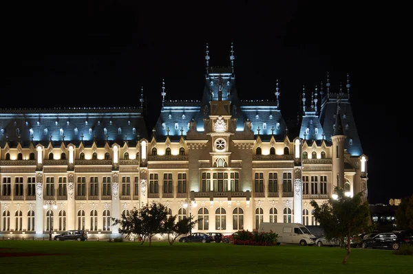 Palacio de la Cultura en Iasi, Rumania. Iluminación nocturna del palacio, paisaje urbano. El edificio combina varios estilos arquitectónicos: neogótico, romántico y neobarroco. . — Foto de Stock