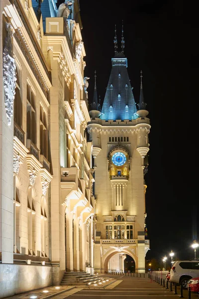 Hodinová věž Paláce kultury v Iasi, Rumunsko. Večerní osvětlení paláce, městská krajina. Budova kombinuje několik architektonických stylů: novogotický, romantický a novobarokní. — Stock fotografie