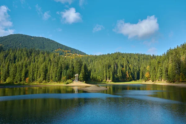 Vista del lago Synevir a gran altitud para el día de otoño. El bosque de otoño de hojas, lago y montañas . — Foto de Stock