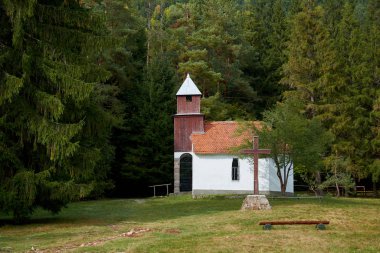 St. Anne Kilisesi, Romanya 'nın ormanlık kesimindeki St. Anne Gölü yakınlarındaki volkanik kraterde bulunmaktadır. Sonbahar manzarası.