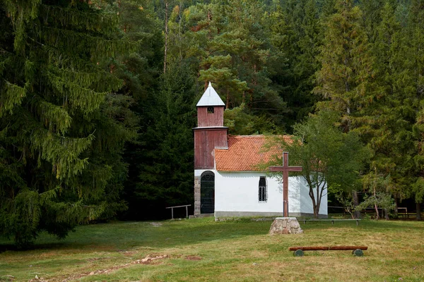 St. Anne Kilisesi, Romanya 'nın ormanlık kesimindeki St. Anne Gölü yakınlarındaki volkanik kraterde bulunmaktadır. Sonbahar manzarası. — Stok fotoğraf