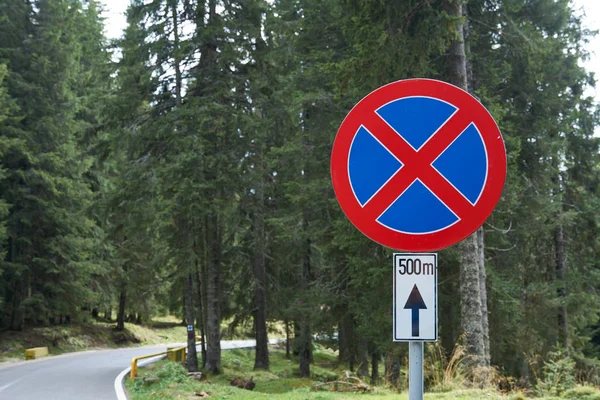 Дорожный знак "Остановка запрещена" запрещает остановку и парковку транспортных средств. Правила дорожного движения, Код дорожного движения . — стоковое фото