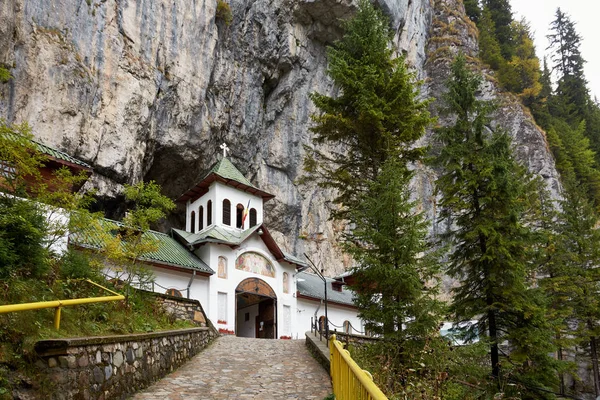 O Mosteiro da Caverna de Ialomita está localizado na comuna de Moreni, nas Montanhas Bucegi, na Romênia. O mosteiro está localizado na entrada da Caverna Lalomita. Edifício religioso, templo cristão ortodoxo . — Fotografia de Stock