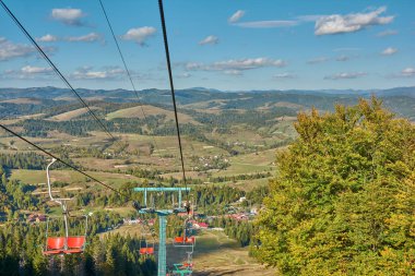 Karpat Dağları 'ndaki dağ manzarası, Pylypets, Ukrayna. Gymba Dağı 'ndan vadi ve Pylypets köyü manzarası. Hymba Dağı 'ndaki dağ asansörünün sütunları.