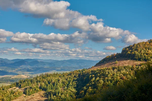 Berglandschaft in den Karpaten, Pylypten, Ukraine. Blick vom Berg Gymba auf das Tal und das Dorf der Pylypets. — Stockfoto