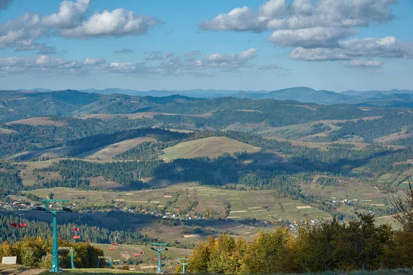 Berglandschaft in den Karpaten, Pylypten, Ukraine. Blick auf das Tal und das Dorf der Pylypets vom Gymba-Berg. Masten des Bergsessellifts auf dem Berg Hymba. — Stockfoto