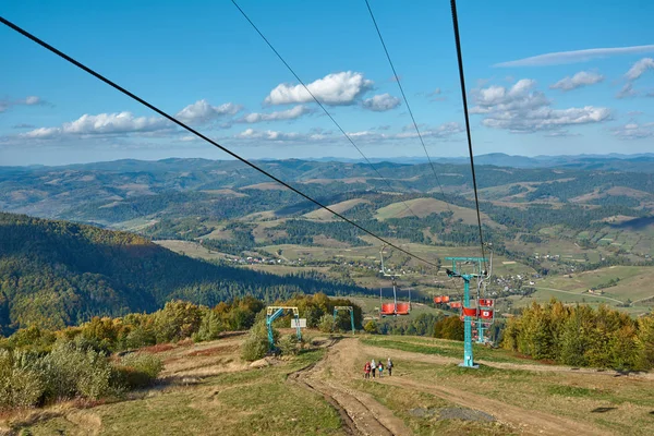 Mountain landscape in Carpathian Mountains, Pylypets, Ukraine. View of the valley and village of Pylypets from Gymba Mountain. Pylons of mountain chairlift on Mount Hymba. — 스톡 사진