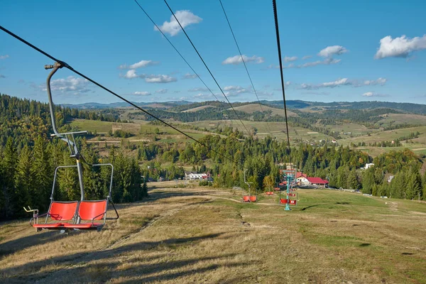 Berglandschaft in den Karpaten, Pylypten, Ukraine. Blick auf das Tal und das Dorf der Pylypets vom Gymba-Berg. Masten des Bergsessellifts auf dem Berg Hymba. — Stockfoto