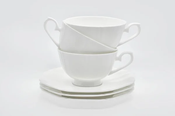 Белый фарфоровый кубок с блюдцем для чая или кофе, demitasse или чашки. Посуда на белом фоне . — стоковое фото