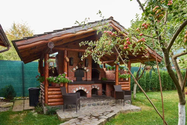 Barbekü için çardak, pavyon ve sonbahar bahçesinde fırın. Evin avlusundaki ailelerin dinlenebileceği bir yer. Meyve bahçesi, elma ağacı..