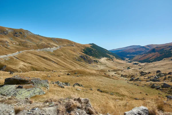 Vista de la carretera turística Transalpina y meseta en las montañas de Rumania. Ruta turística de montaña. Otoño montaña paisaje . —  Fotos de Stock