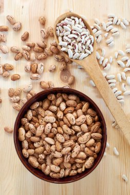 Farklı çeşitlerdeki kayısı taneleri: beyaz, kırmızı, kahverengi, benekli, büyük ve küçük. Büyük miktarda sebze proteini ve B grubunun vitaminlerini içeren vejetaryen yiyecekler..