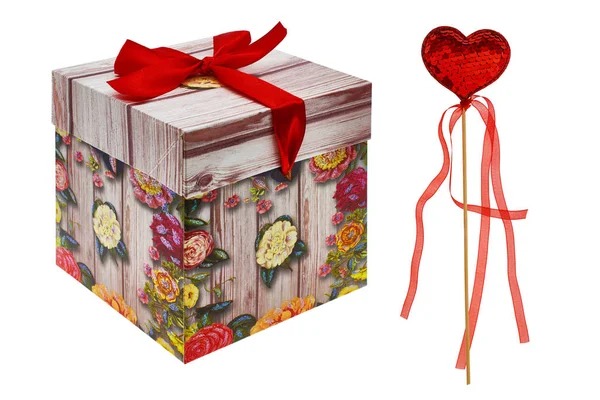 Gift box with scarlet bow, yellow and pink roses. Decorative red hearts. Isolated, white background. — Stock Photo, Image