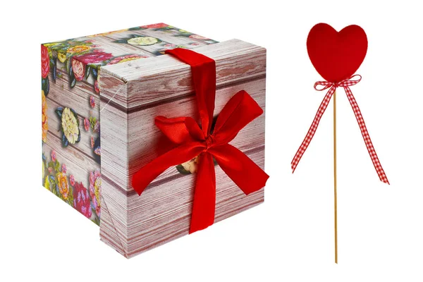 Gift box with scarlet bow, yellow and pink roses. Decorative red hearts. Isolated, white background. — Zdjęcie stockowe