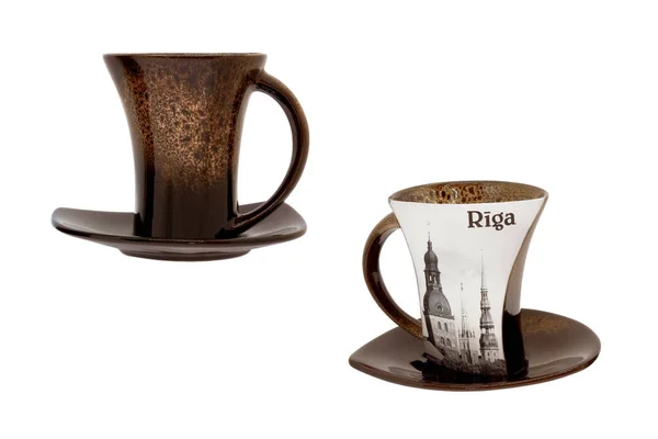 Керамическая чашка и блюдце для кофе или чая. Сувенирные блюда с изображением города Риги. Изолированный, белый фон . — стоковое фото