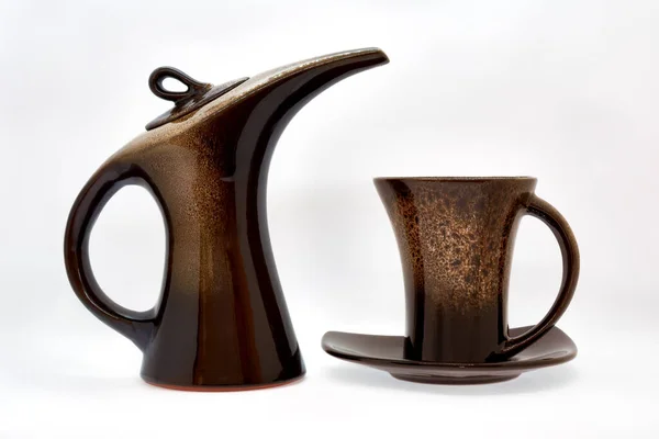Сувенирный керамический чайник и чашка и блюдце для кофе или чая на белом фоне . — стоковое фото