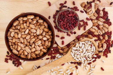 Farklı çeşitlerdeki kayısı taneleri: beyaz, kırmızı, kahverengi, benekli, büyük ve küçük. Büyük miktarda sebze proteini ve B grubunun vitaminlerini içeren vejetaryen yiyecekler..