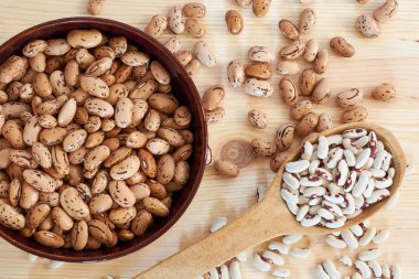 Farklı çeşitlerdeki kayısı taneleri: beyaz, kırmızı, kahverengi, benekli, büyük ve küçük. Büyük miktarda sebze proteini ve B grubunun vitaminlerini içeren vejetaryen yiyecekler..