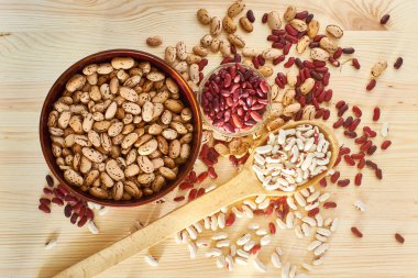 Farklı çeşitlerdeki kayısı taneleri: beyaz, kırmızı, kahverengi, benekli, büyük ve küçük. Büyük miktarda sebze proteini ve B grubunun vitaminlerini içeren vejetaryen yiyecekler..