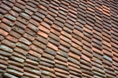 Antika seramik çok renkli çatı kiremitleri. Terracotta çatı kiremitlerinin arkaplan resmi