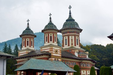Sinaia Manastırı, Romanya 'nın Prahova Eyaleti, Sinaia' da yer alıyor. Bizans tarzında inşa edilmiş Hıristiyan Ortodoks kilisesinin taştan dini binası.