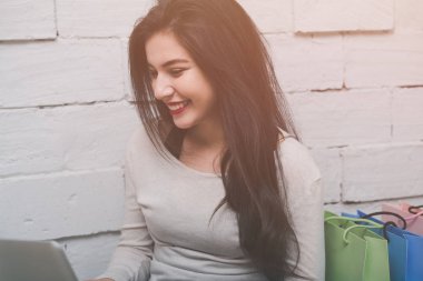 Bir dizüstü bilgisayar küçük bir orta kuruluşunda çalışan genç güzel kız