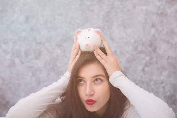 Menina bonita economizando dinheiro para temporada de férias — Fotografia de Stock